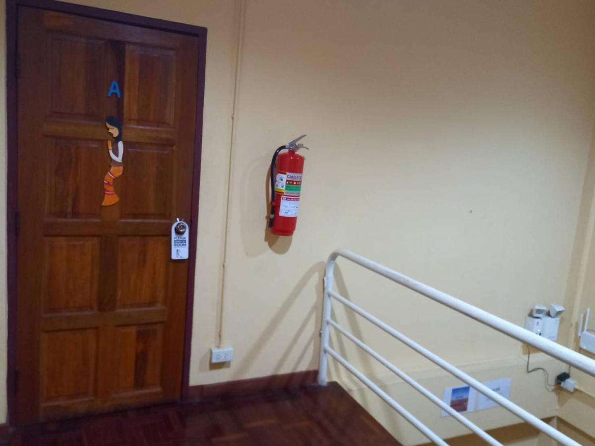 Chiangmai First House & Tour Hostel เชียงใหม่ ภายนอก รูปภาพ