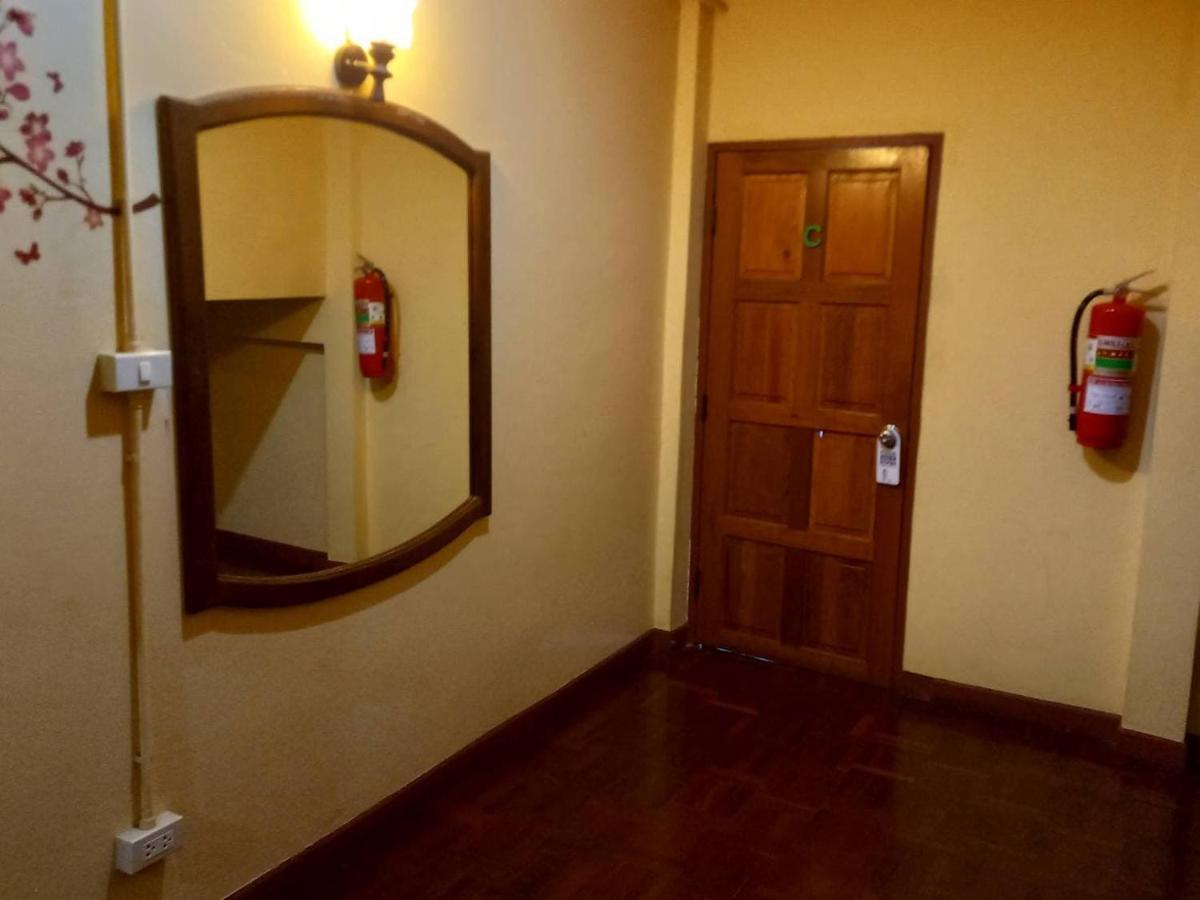 Chiangmai First House & Tour Hostel เชียงใหม่ ภายนอก รูปภาพ