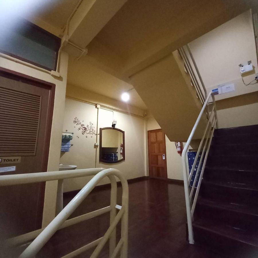 Chiangmai First House & Tour Hostel เชียงใหม่ ภายนอก รูปภาพ