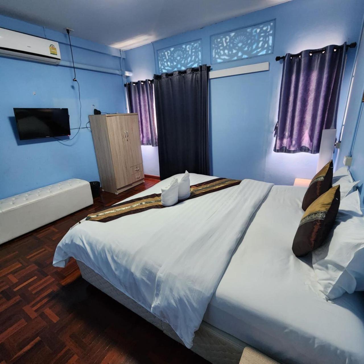 Chiangmai First House & Tour Hostel เชียงใหม่ ภายนอก รูปภาพ