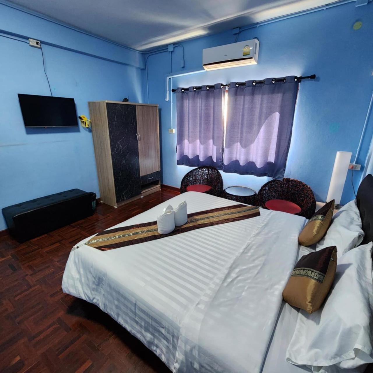 Chiangmai First House & Tour Hostel เชียงใหม่ ภายนอก รูปภาพ