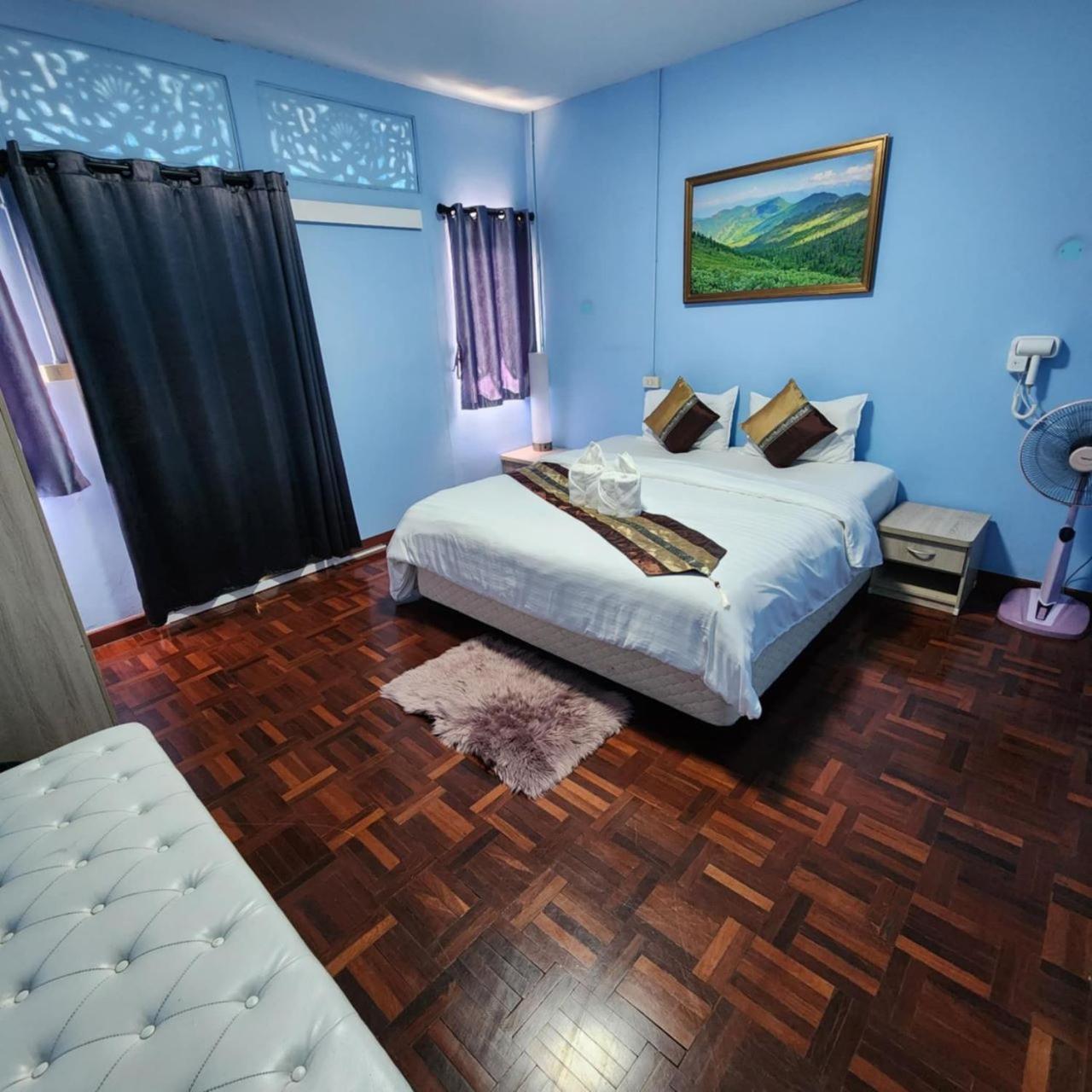 Chiangmai First House & Tour Hostel เชียงใหม่ ภายนอก รูปภาพ