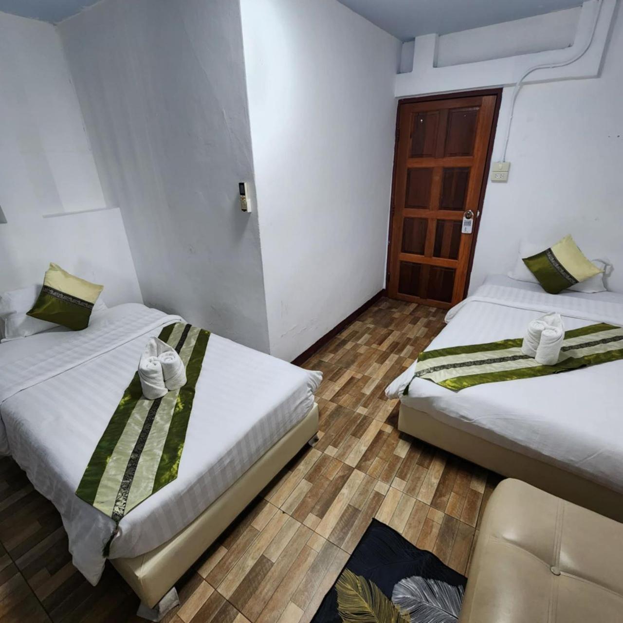 Chiangmai First House & Tour Hostel เชียงใหม่ ภายนอก รูปภาพ